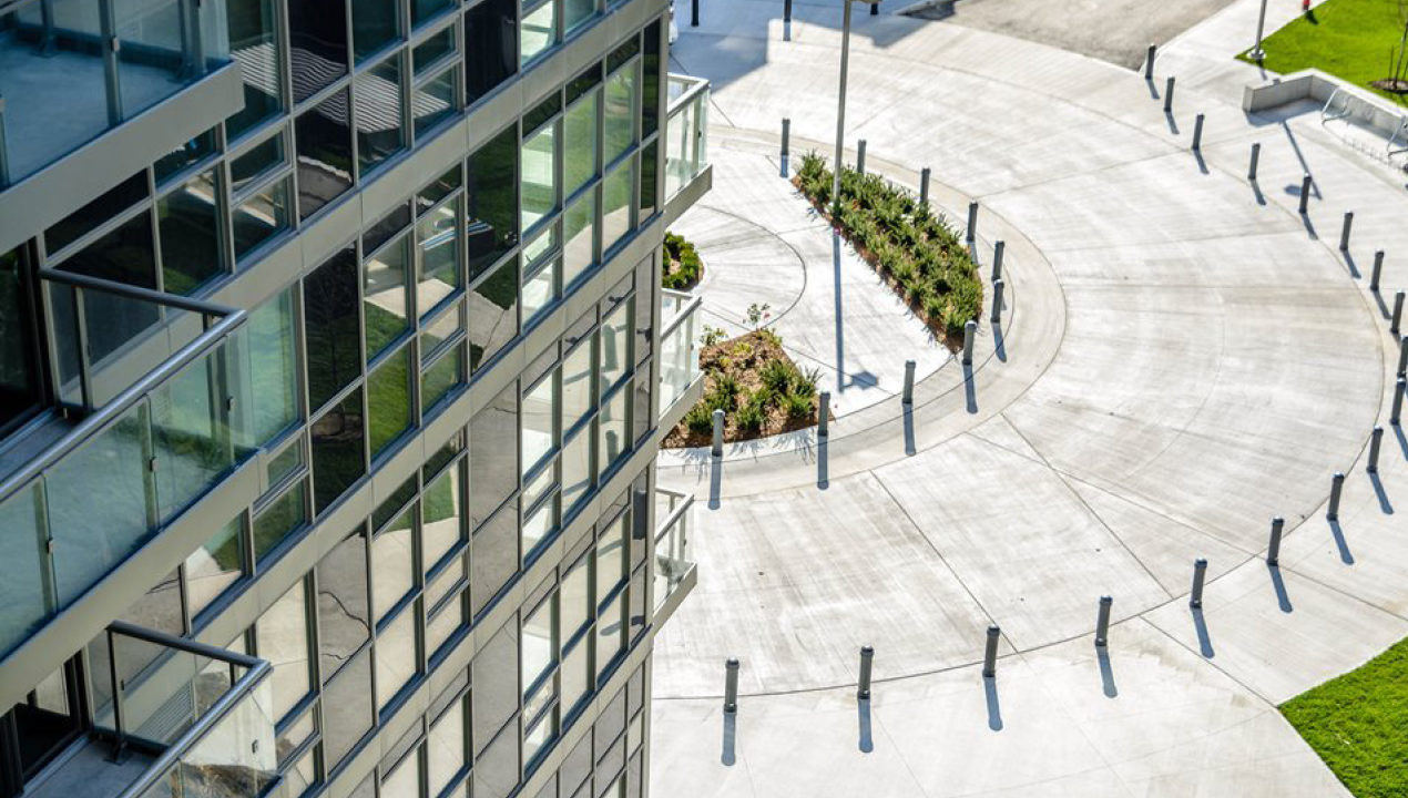 mbo-0650-series Bollards Outside Building