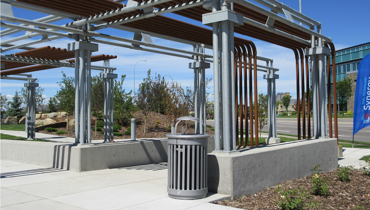 Garbage can with Vertical Slats
