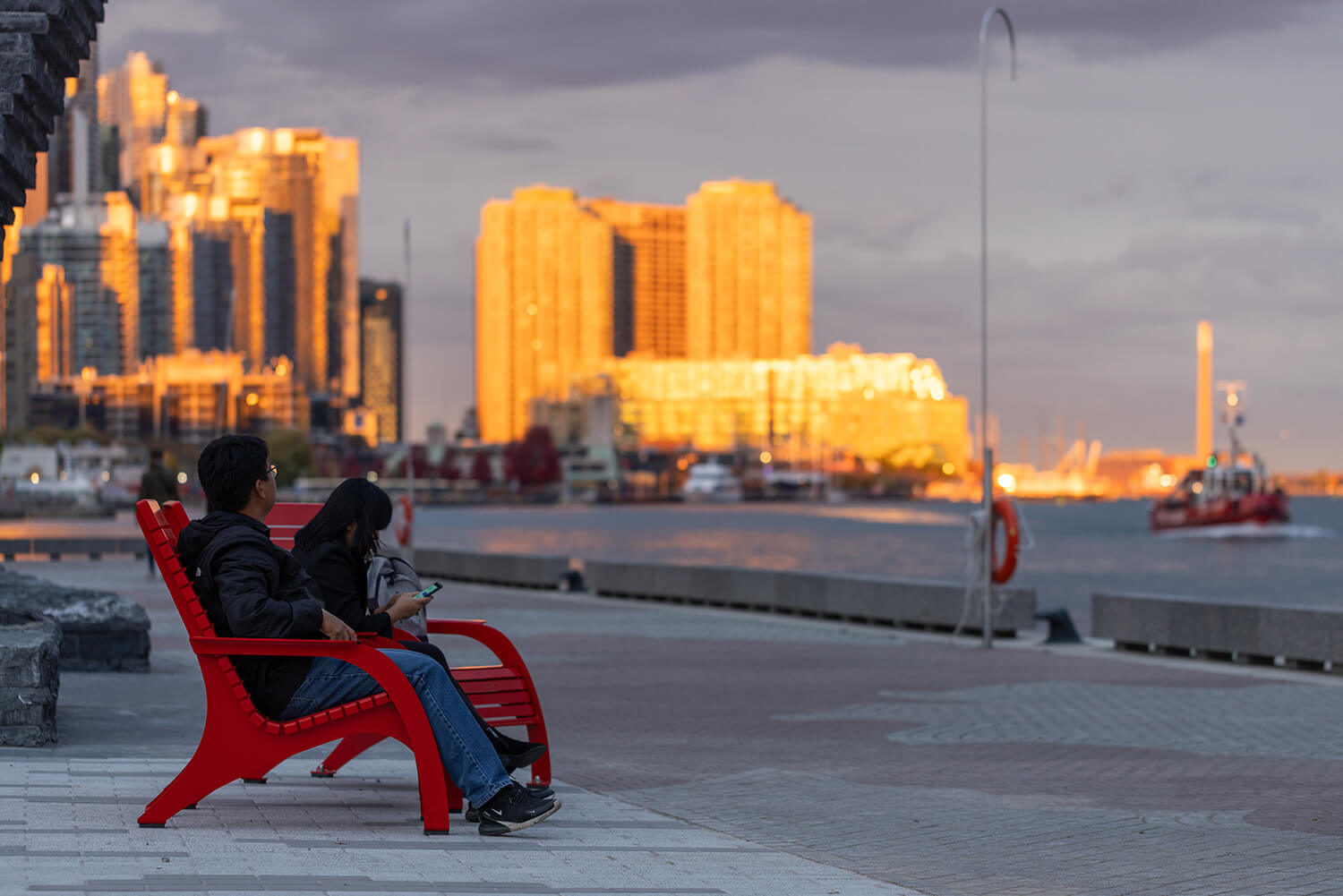maglin_bathurst-quay_720-chairs_2 People enjoying the sunset at Bathurst Quay Commons while sitting in Maglin 720 Chairs