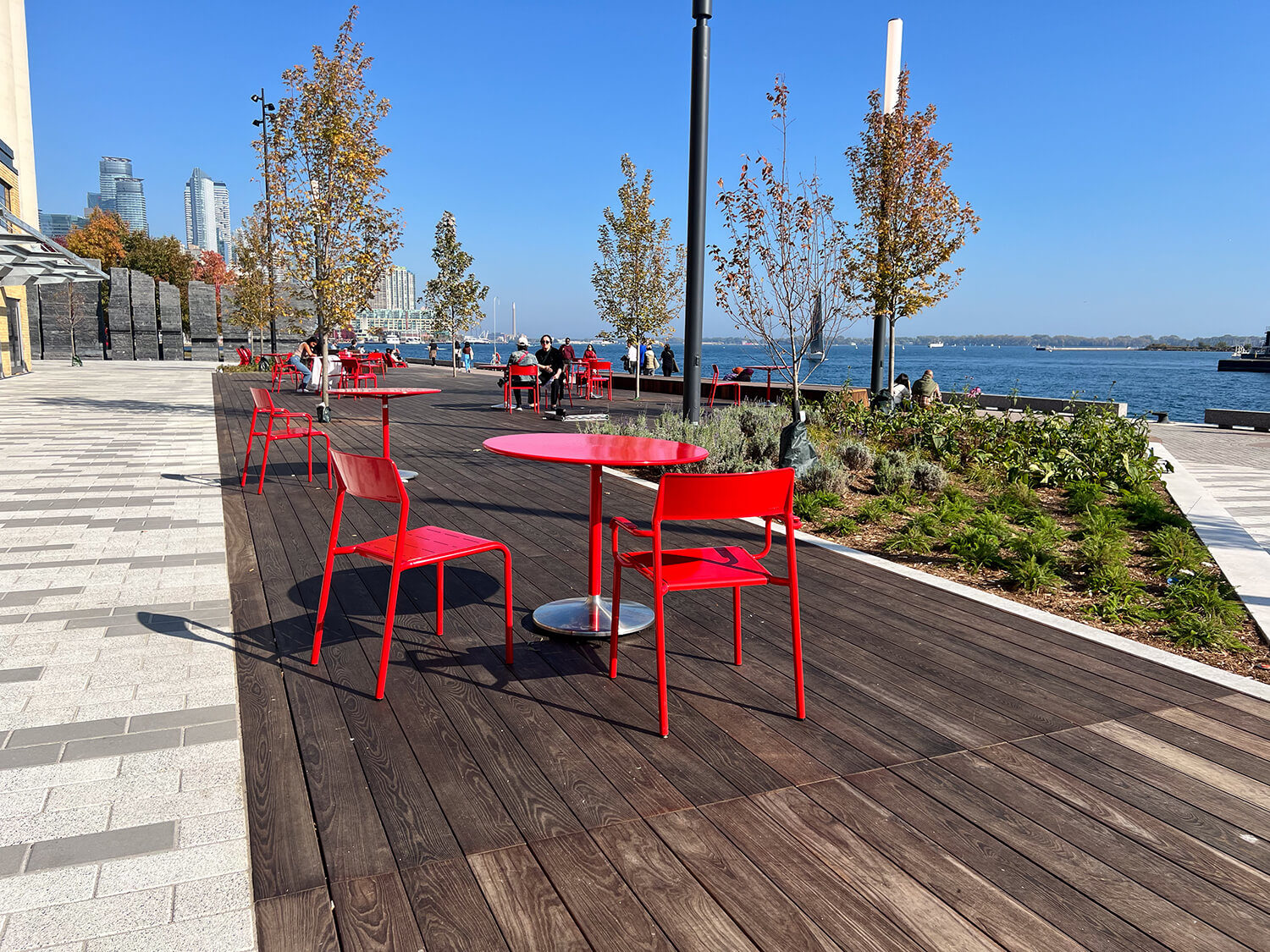 maglin_bathurst-quay_foro_1 Maglin Foro tables and chairs at Bathurst Quay Commons on sunny day next to lake