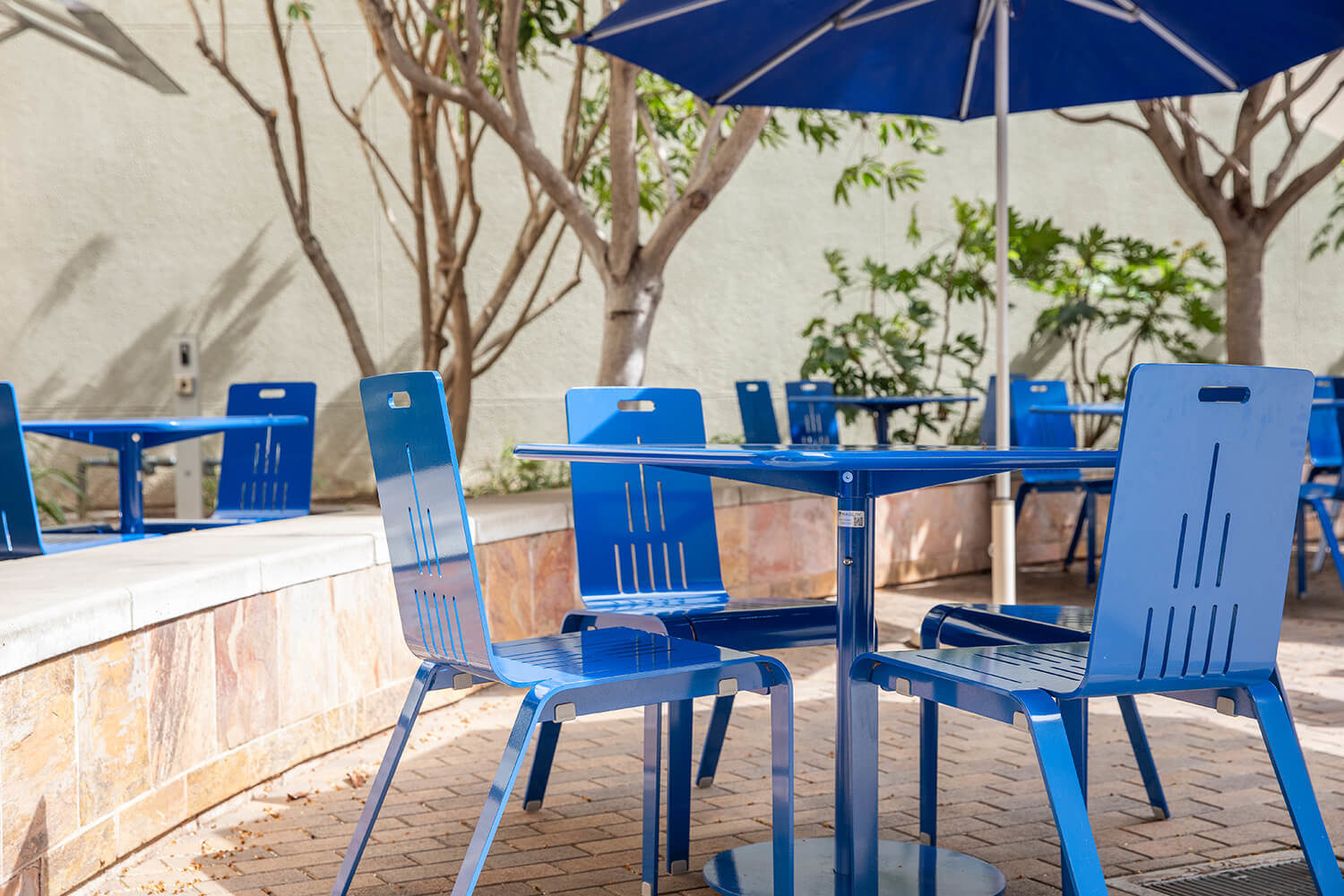 maglin_csusm-alum-foro_1 Maglin ALUM Cafe Chairs with Foro tables painted bright blue on CSUSM patio