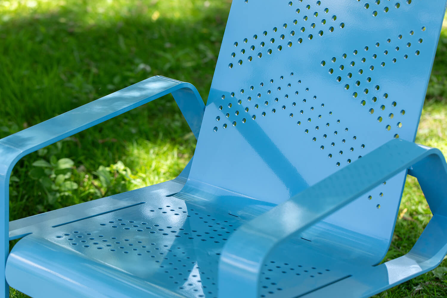 Maglin ALUM Lounge chair close-up, painted light blue with summit pattern