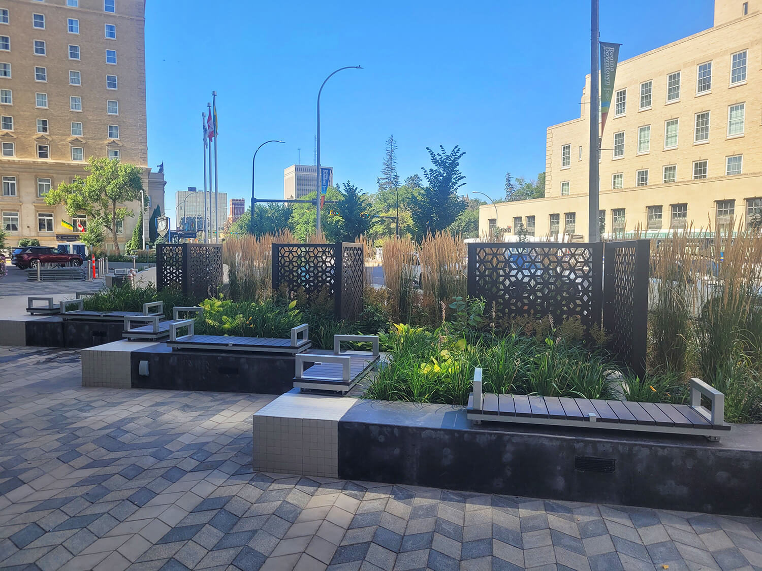 FLEXX panels are tucked in the gardens offering privacy to seating areas