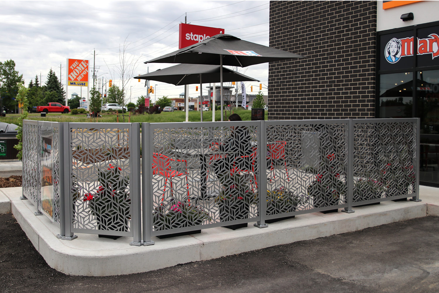 FLEXX Panels surrounding outdoor patio