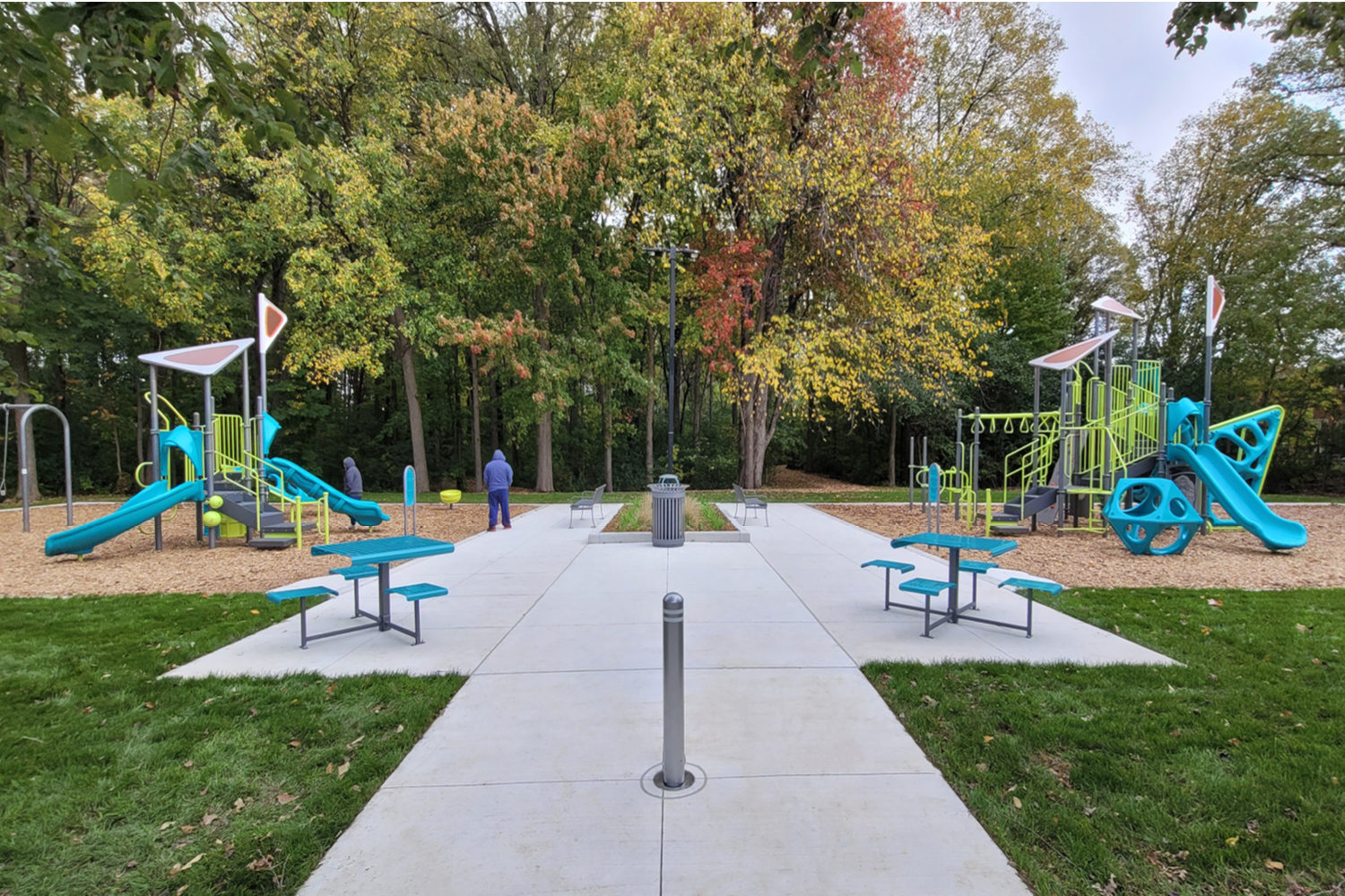 MTB-0400_Phillips-park 400 Cluster Seating with benches and trash at park