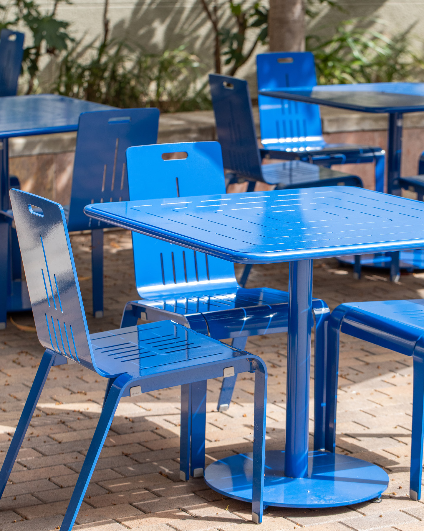 Blue ALUM chairs with Foro tables on patio