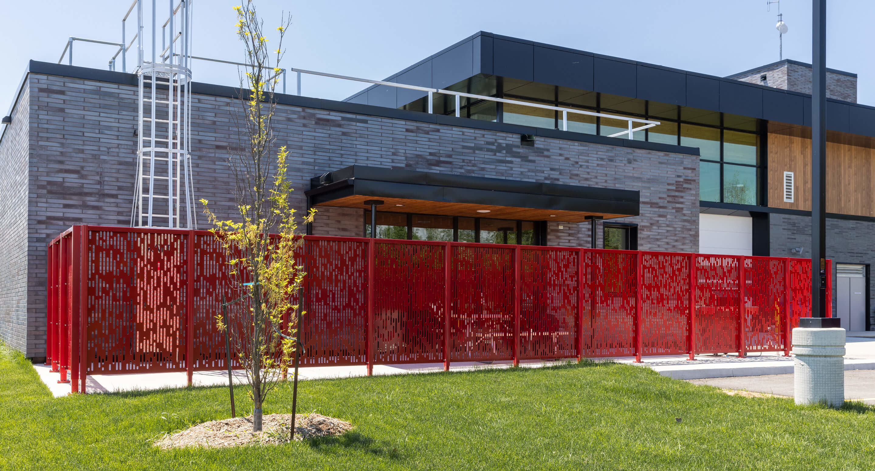 maglin-collection_red-flexx Red FLEXX panels surrounding patio at firehouse